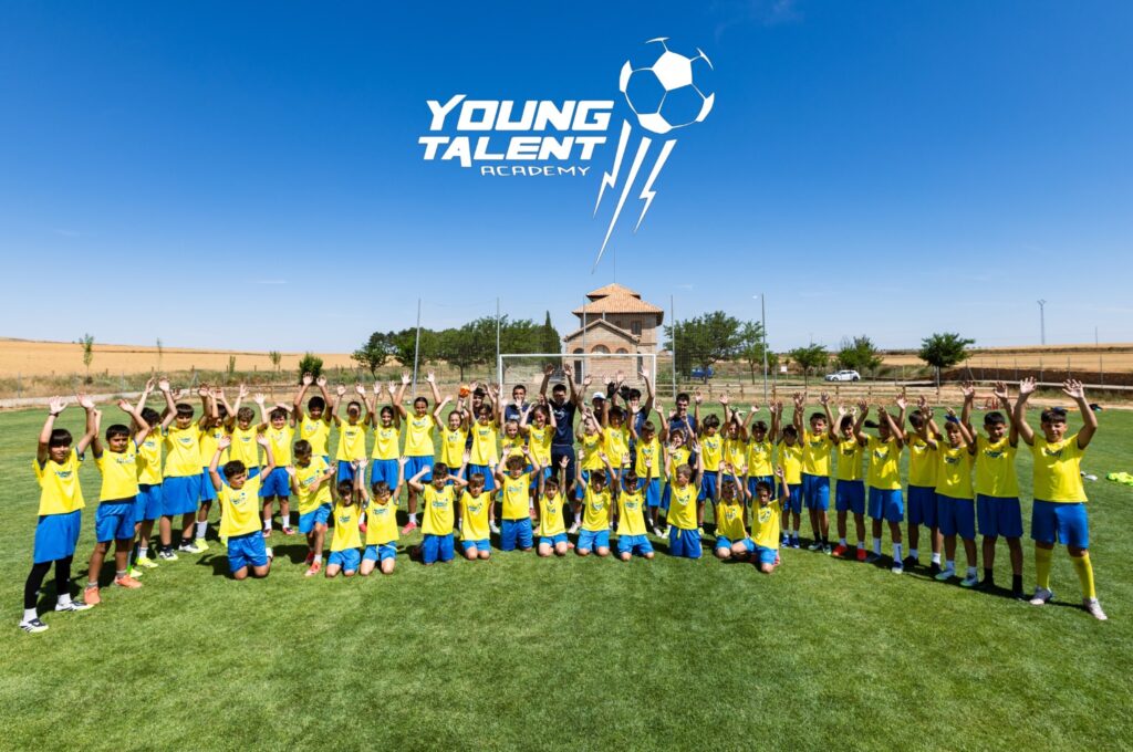 Participantes del II Campus Young Talent en el campo de fútbol de La Estación