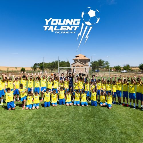 Participantes del II Campus Young Talent en el campo de fútbol de La Estación